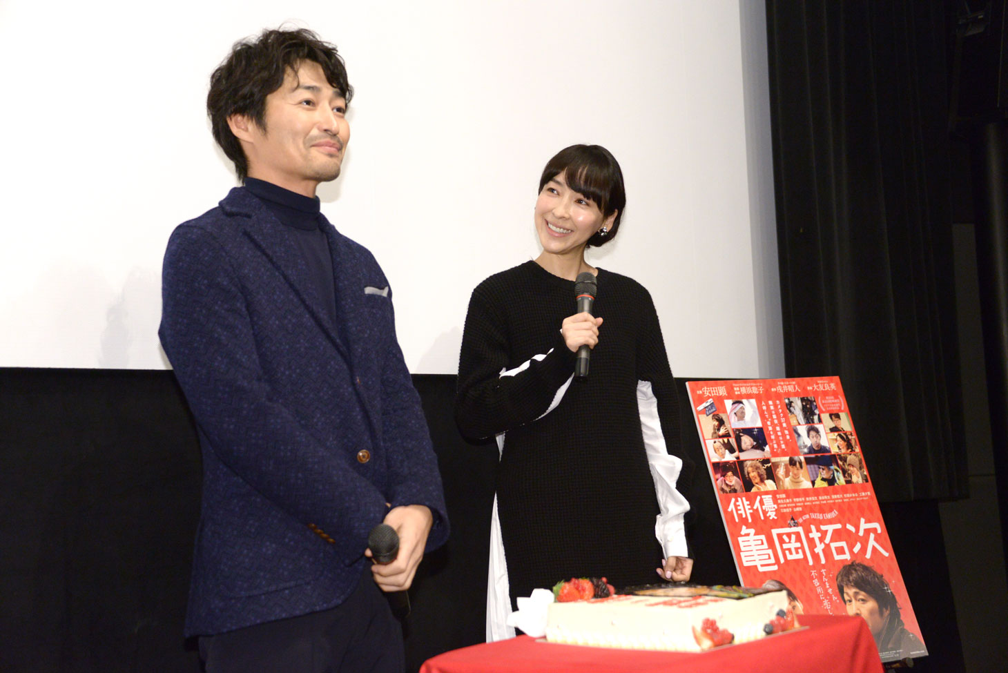 観客から「ハッピーバースデー」の声を受け、うれしそうな表情を見せる安田顕（左）。