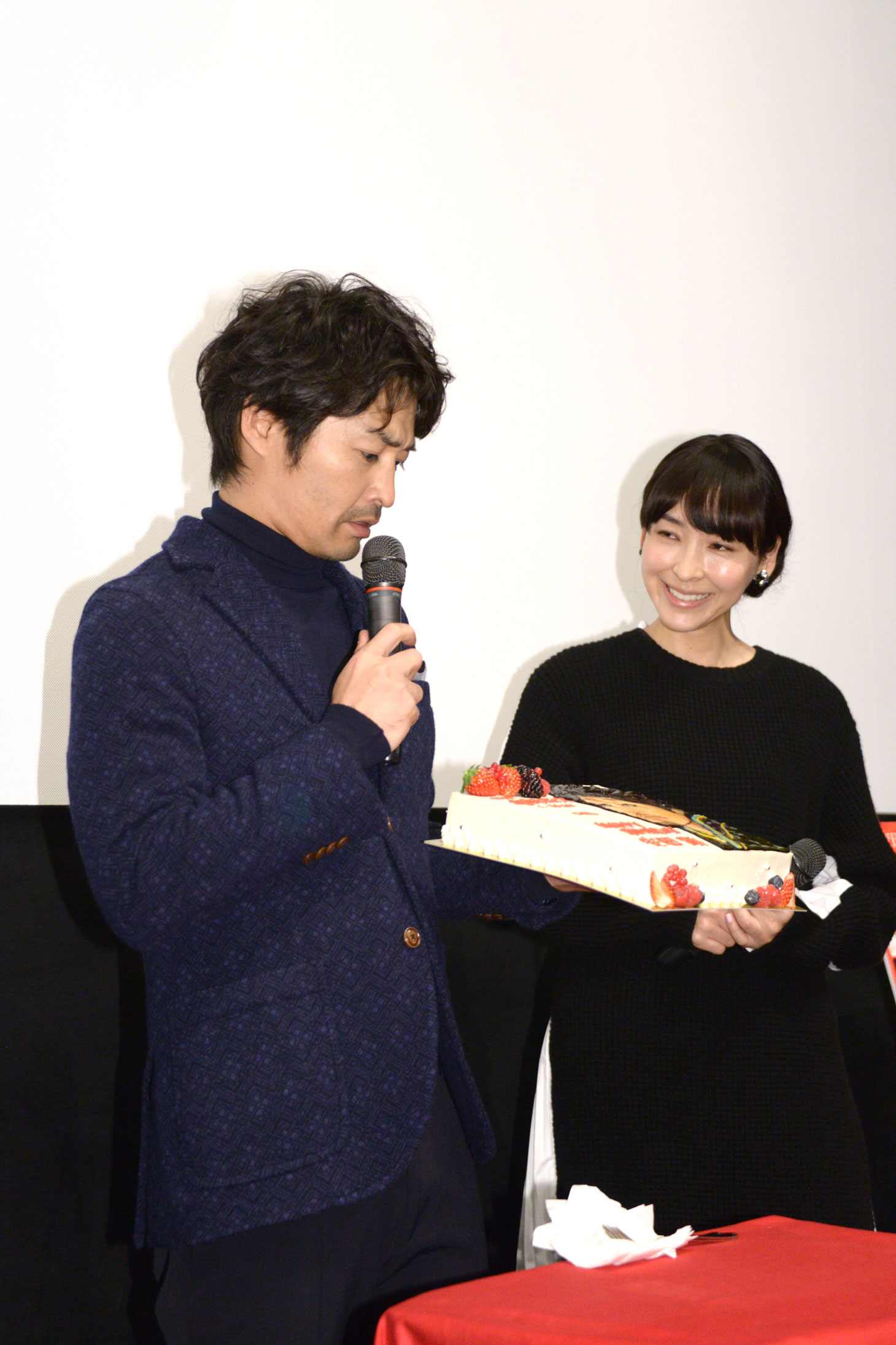 サプライズで誕生日を祝われ、用意されたケーキに感心する安田顕（左）。