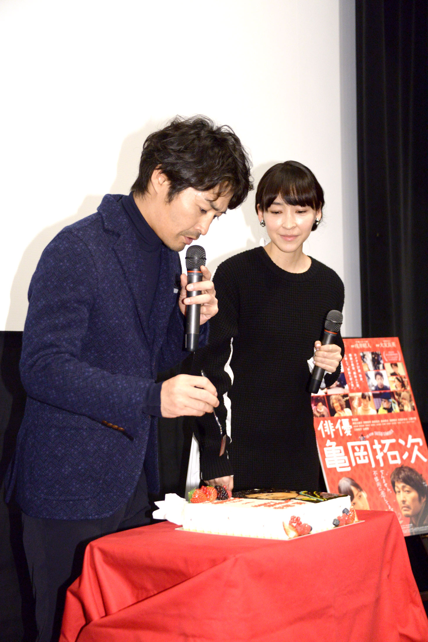 自身の顔がデザインされたケーキを見て、どこから食べるか迷う安田顕（左）。