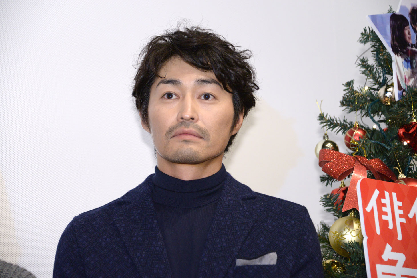 カメラマンから「おめでとうございます！」と言われるまで、わざと無表情を作る安田顕。