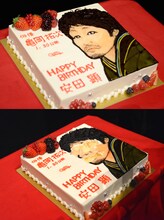 安田顕のために用意されたバースデーケーキ（上）と、本人が食べたあとのケーキ（下）。