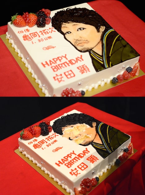 安田顕のために用意されたバースデーケーキ(上)と、本人が食べたあとのケーキ(下)。