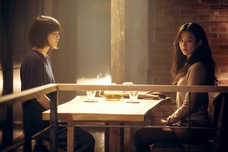 「ビューティー・インサイド」より、左から上野樹里、ハン・ヒョジュ。