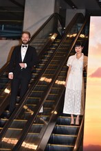 エスカレーターから登場したアリジャン・ユジェソイ（左）と忽那汐里（右）。