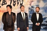 左から内野聖陽、ケナン・エジェ、アリソン・ユジェソイ。