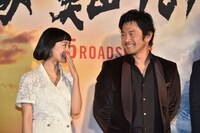 左から忽那汐里、内野聖陽。