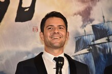 「ありがとうございます」と日本語で挨拶するケナン・エジェ。