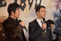 「日本はどうですか？」と尋ねる内野聖陽（左）。