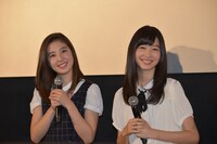 左から渡辺恵伶奈、岡本夏美。