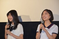 左から岡本夏美、松本妃代。