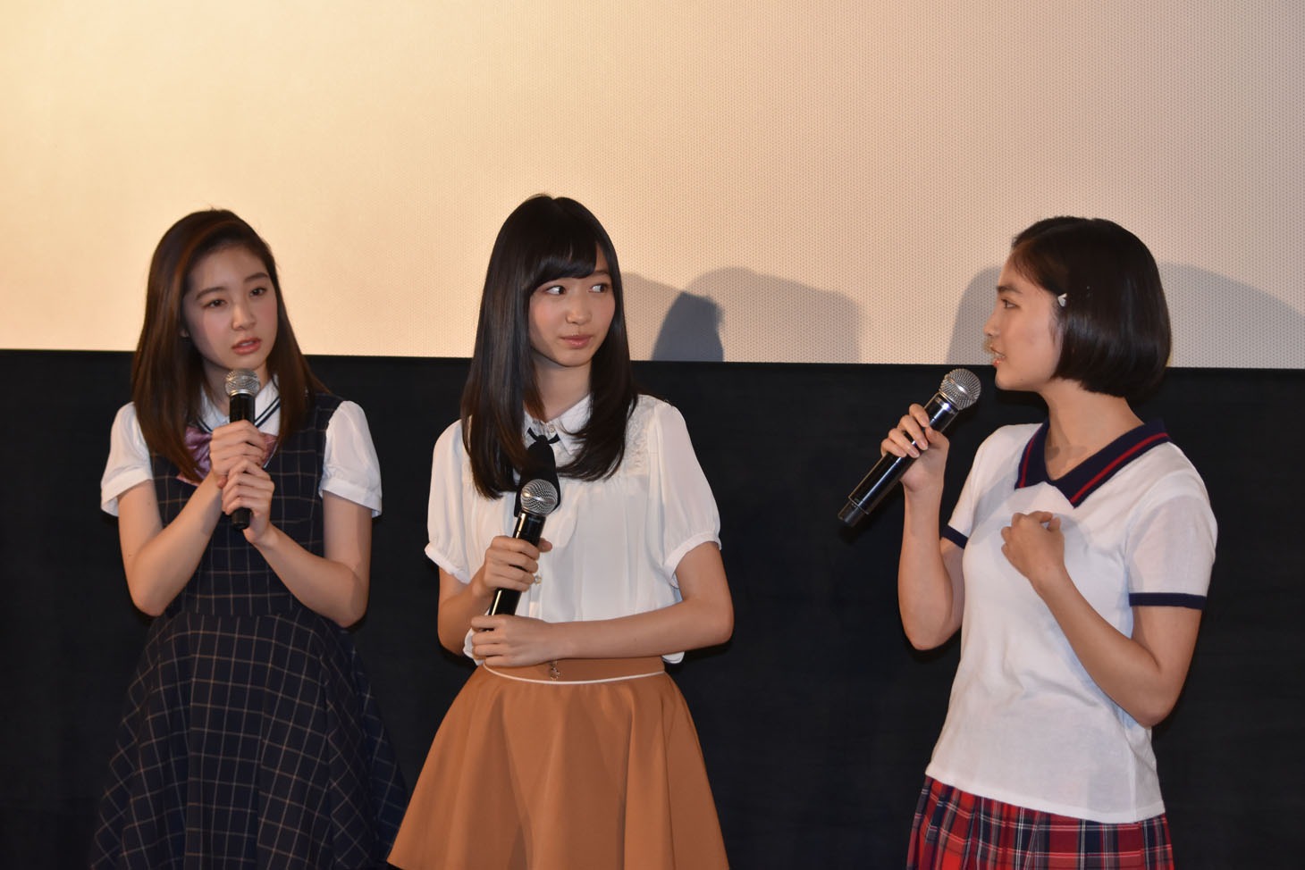 左から渡辺恵伶奈、岡本夏美、松本妃代。