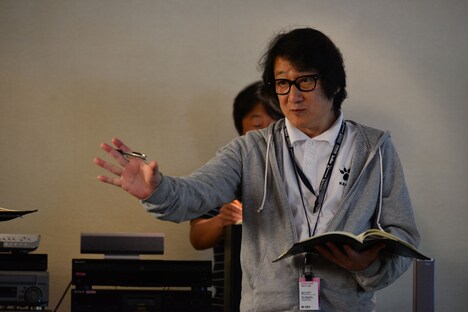 「あやしい彼女」撮影現場で指示を出す水田伸生。