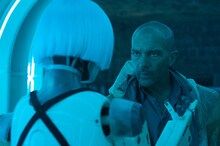 「オートマタ」より、“クーリオ”と呼ばれる物語の鍵を握るオートマタ（左）とジャック役のアントニオ・バンデラス。(c)2013 AUTOMATA PRODCUTIONS.INC.