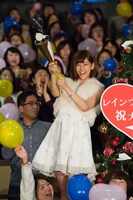 クラッカーを鳴らす西内まりや。