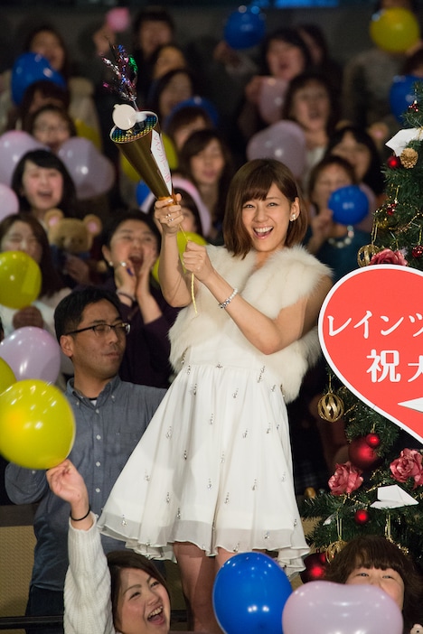 クラッカーを鳴らす西内まりや。