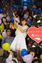 クラッカーを鳴らす西内まりや。