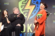 三船敏郎の話題で盛り上がるスティーブ・ウォズニアック（左）と三船美佳（右）。