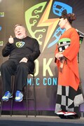 三船美佳（右）の着物を褒めるスティーブ・ウォズニアック（左）。