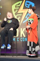 三船美佳（右）の着物を褒めるスティーブ・ウォズニアック（左）。