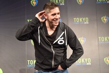 記者たちの歓声を聞きたがるレイ・パーク。