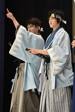 そろって新選組の格好で登場した、稲葉友（左）と上遠野太洸（右）。