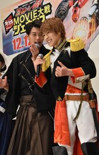 「タケルー！」と客席から飛んだ歓声にかぶるように挨拶を続ける西銘駿（右）に、「そういうときはちょっと待ってから……」とアドバイスする竹内涼真（左）。