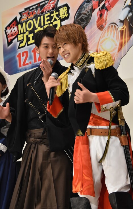 「タケルー!」と客席から飛んだ歓声にかぶるように挨拶を続ける西銘駿(右)に、「そういうときはちょっと待ってから……」とアドバイスする竹内涼真(左)。