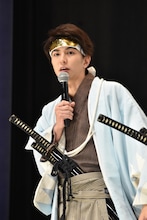 「この衣装に袖を通すと、1年間戦ってきた思い出がよみがえるよう」とボケてみせた稲葉友。