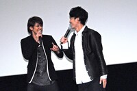 福山潤（右）が演じた中野攻を“バカ”といじる宮野真守（左）。