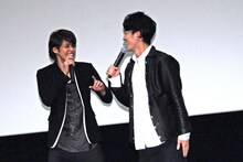 福山潤（右）が演じた中野攻を“バカ”といじる宮野真守（左）。