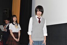 右から高月彩良、冨手麻妙。