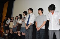 「人狼ゲーム クレイジーフォックス」初日舞台挨拶の様子。