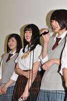 左から藤井武美、冨手麻妙、高月彩良。
