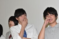 雑なボケを挟んだ長村航希に対し、「ツッコめないよ！」とコメントする柾木玲弥（中央）。