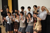 「人狼ゲーム クレイジーフォックス」初日舞台挨拶の様子。