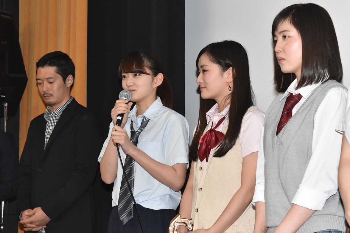 左から綾部真弥、山根綺、村上穂乃佳、藤井武美。