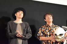 左から戸塚純貴、監督の河崎実。