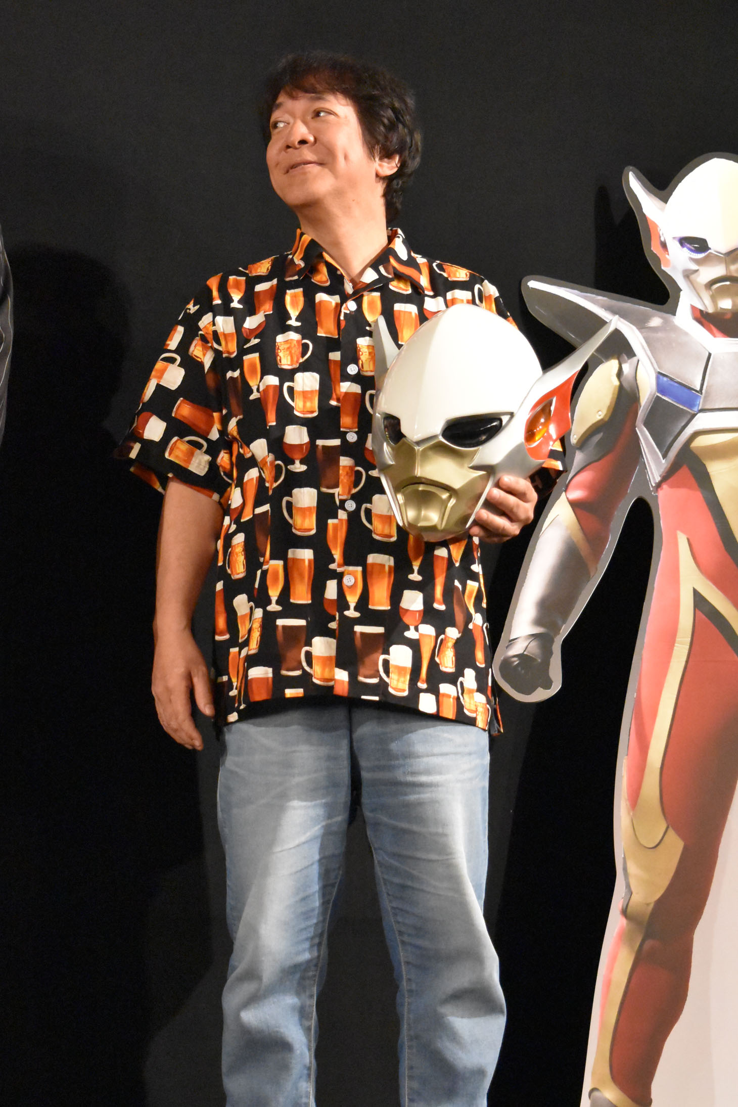 アウターマンの仮面を持って登場した河崎実。