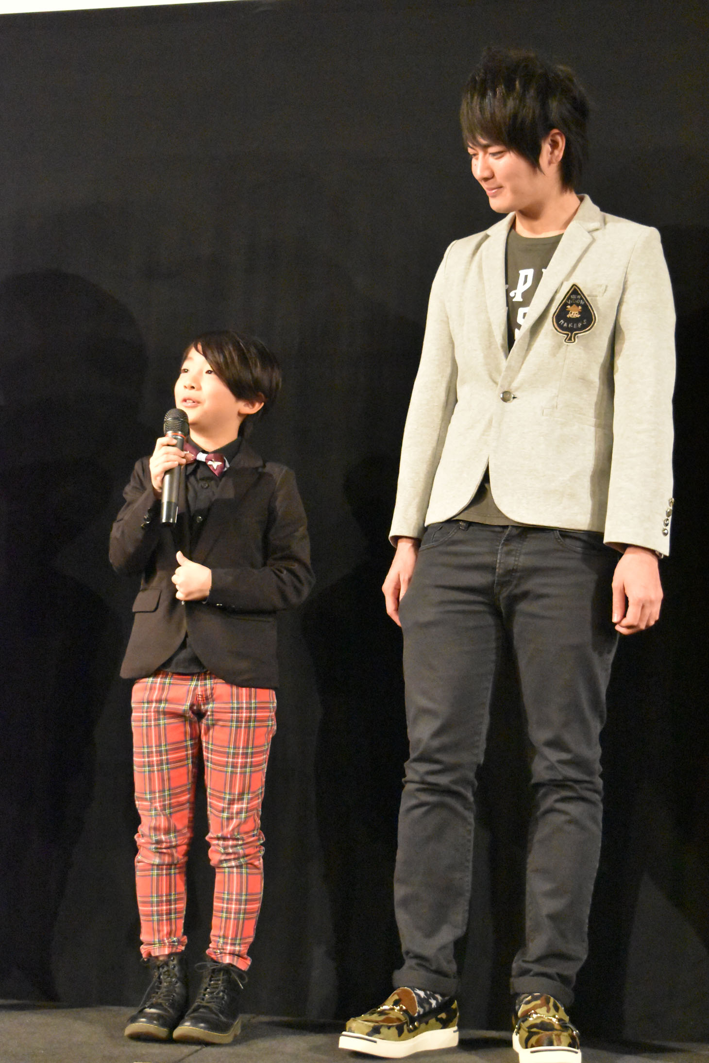 10歳にしてしっかりしたコメントをする福田徠冴（左）に驚く古原靖久（右）。