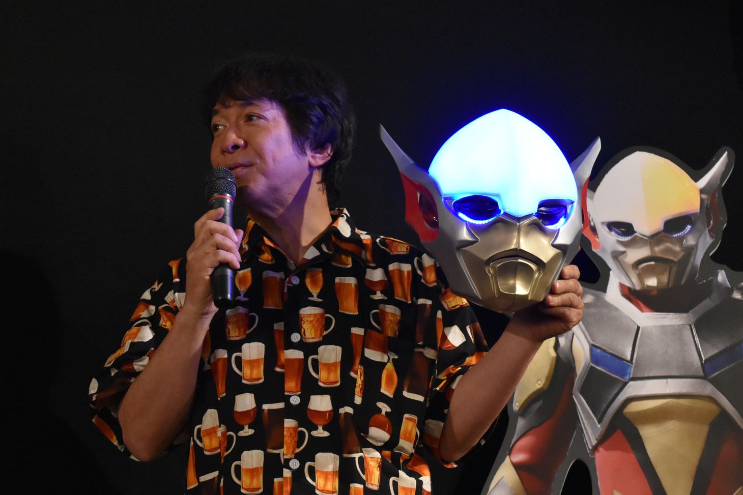 アウターマンの仮面を光らせる河崎実。