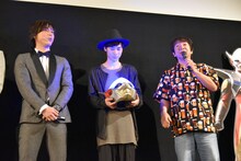 河崎実（右）からアウターマンの仮面を託された戸塚純貴（中央）。