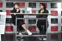 小説「リップヴァンウィンクルの花嫁」刊行記念イベントの様子。左から川村元気、岩井俊二。