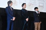 左から、七瀬遙役の島崎信長、橘真琴役の鈴木達央、監督の武本康弘。