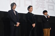 左から、七瀬遙役の島崎信長、橘真琴役の鈴木達央、監督の武本康弘。