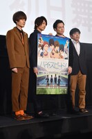 左から、桐嶋郁弥役の内山昂輝、七瀬遙役の島崎信長、橘真琴役の鈴木達央、監督の武本康弘。
