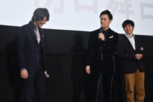 左から、七瀬遙役の島崎信長、橘真琴役の鈴木達央、監督の武本康弘。