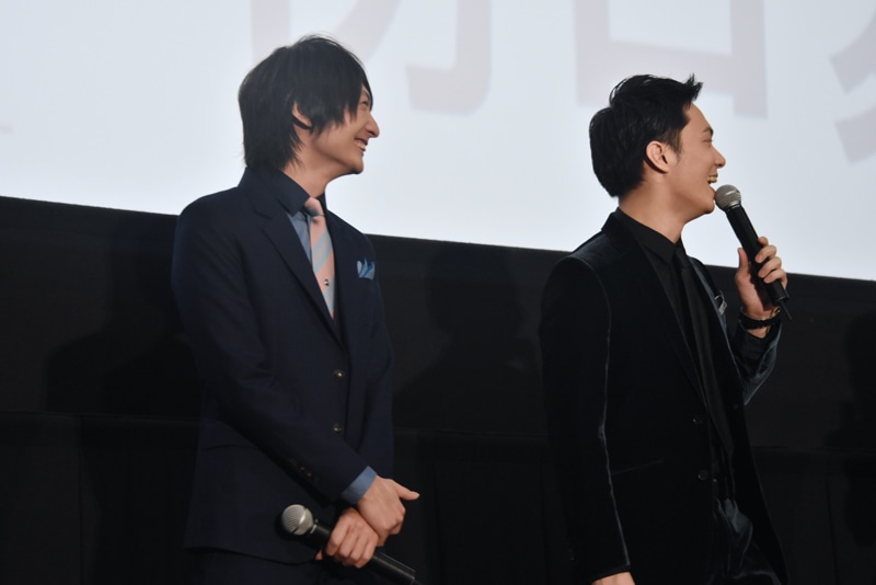 左から、七瀬遙役の島崎信長、橘真琴役の鈴木達央。