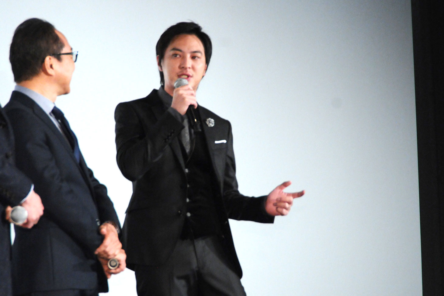 人を撃ちまくる役を演じたと、ジェスチャーを交えて話す塚本高史。