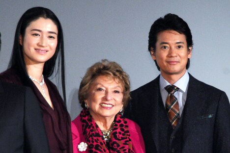 左から小雪、シルビア・スモーラー氏、唐沢寿明。