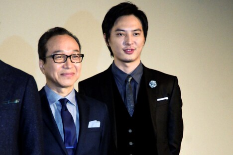 左から小日向文世、塚本高史。